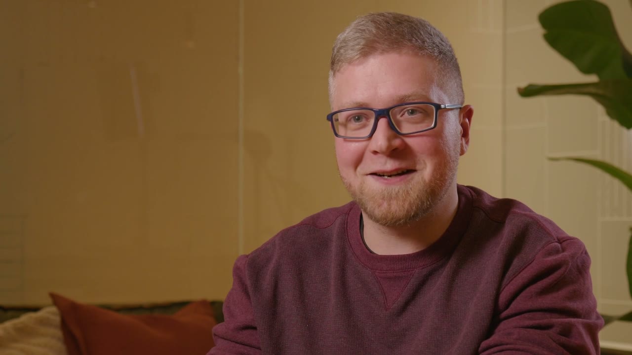 Szene aus dem Veranstaltungsfilm BCA: ein Teilnehmer mit Brille im Interview