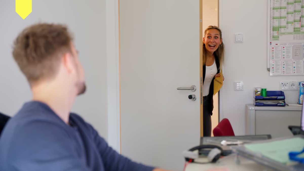 Mitarbeitende der Berliner Jobcenter im Büro