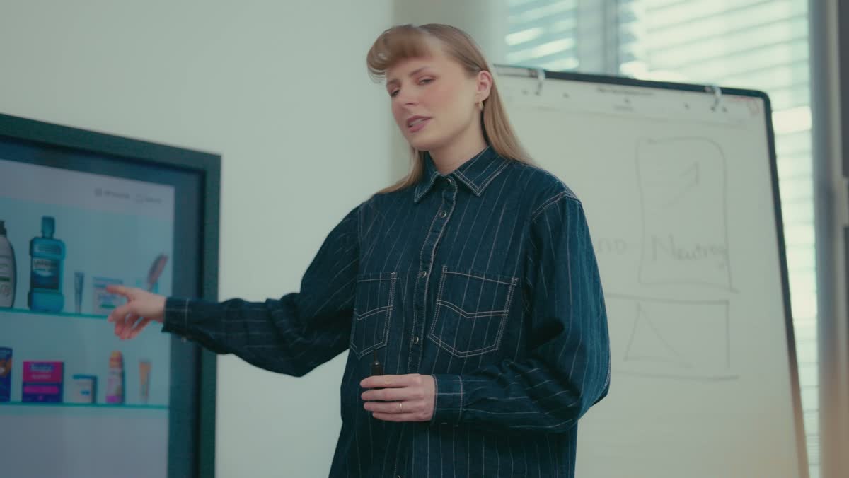 Hannah von Kenvue präsentiert Produkte am Bildschirm in Neuss