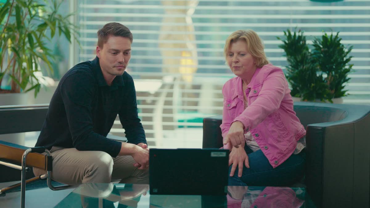 Jan von Kenvue bespricht mit einer Kollegin etwas am Laptop