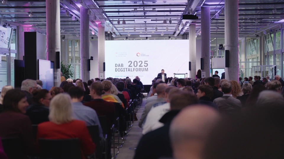 Publikum vor der Bühne des DAB Digitalforums 2025