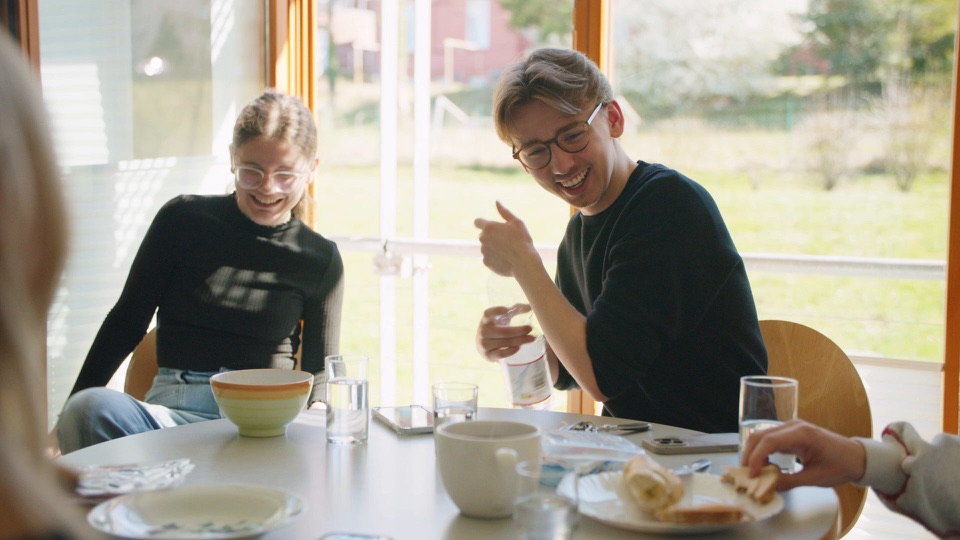 Zwei Studierende lachen am Tisch, Szene aus dem Imagefilm der Hochschule der Bundesagentur für Arbeit