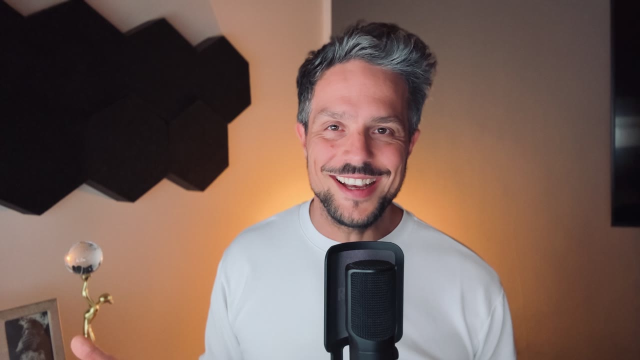 Christian Martin Schäfer, Gründer von ROCC Film, lächelt in die Kamera