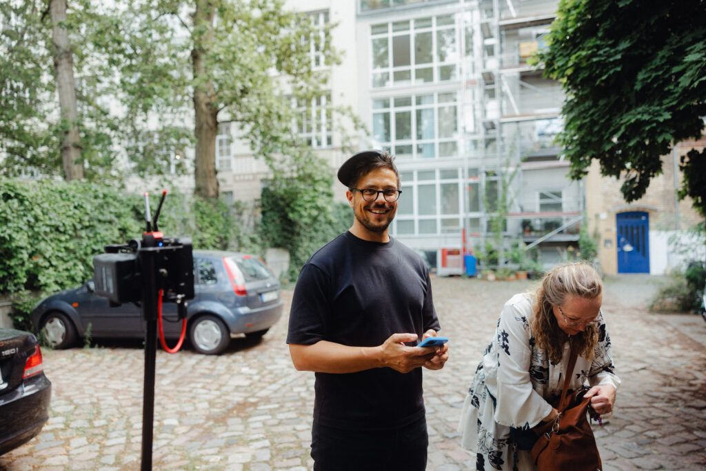 Drehvorbereitung in einem Berliner Hinterhof: Kamera-Rig und Team