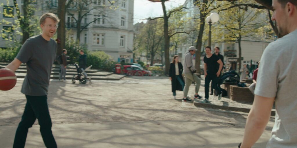 Lars beim gemeinsamen Basketballspiel mit Freunden im Freien in Hamburg.