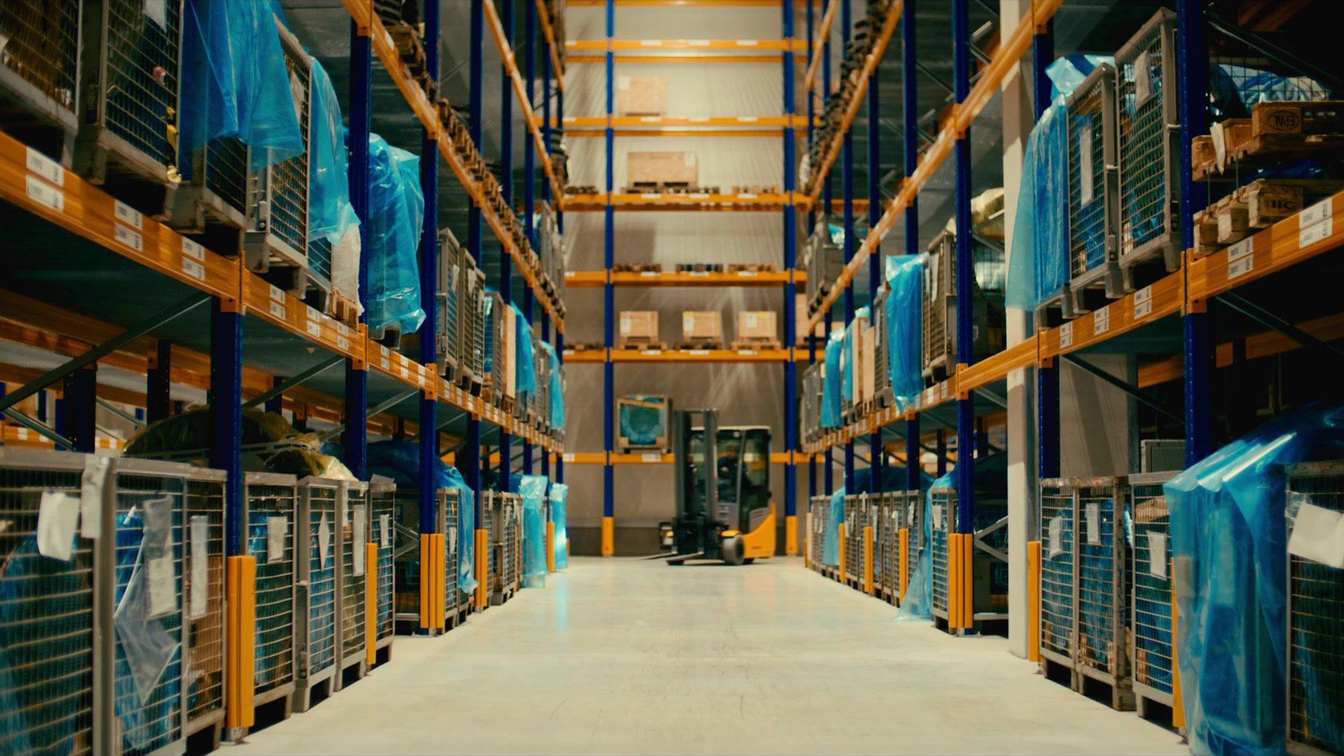 Symmetrical storage aisle with a forklift in the high-bay warehouse