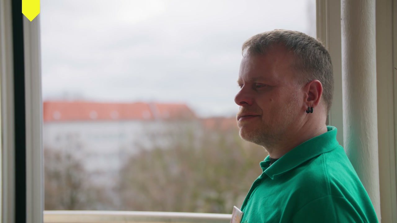 André blickt nachdenklich aus dem Fenster, Imagefilm der Berliner Jobcenter