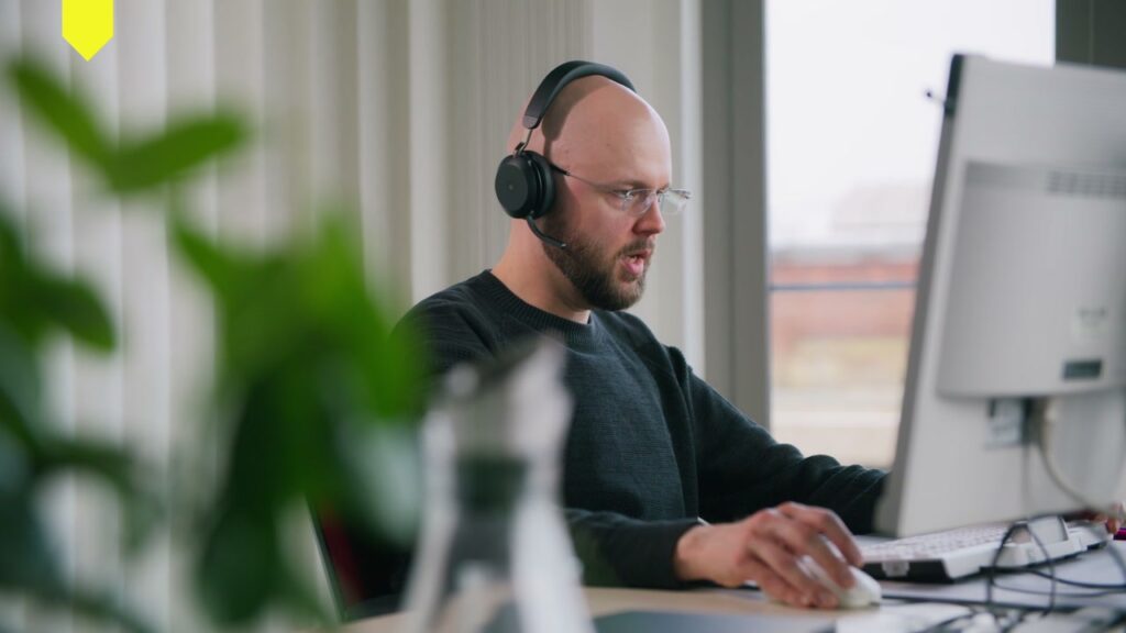 David, Vermittler im Jobcenter Berlin-Pankow, Porträt aus dem Imagefilm der Berliner Jobcenter