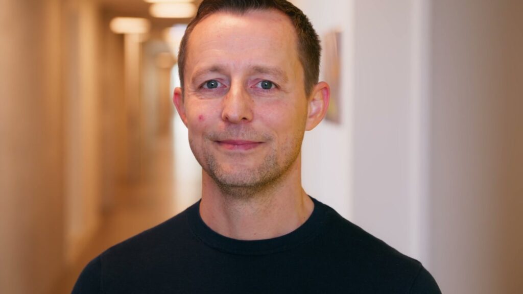 Fabian, Vermittler der Berliner Jobcenter, im Porträt. Szene aus dem Imagefilm von ROCC Film Berlin.