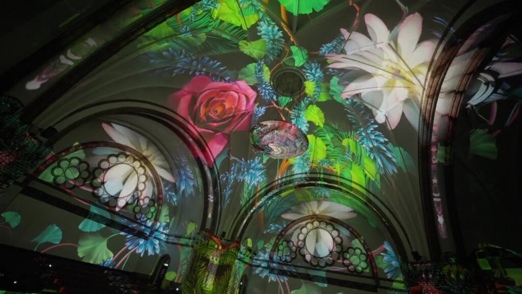 Leuchtende Rosen und Lilien auf das Gewölbe projiziert