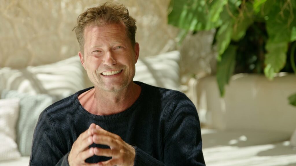 Til Schweiger lacht im Sit-down-Interview auf der Finca auf Mallorca.