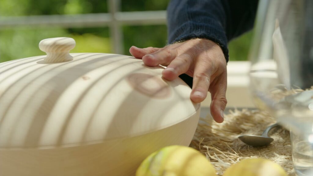 Keramikgeschirr aus dem Barefoot-Living-Sortiment auf der Tafel mit Zitronen.