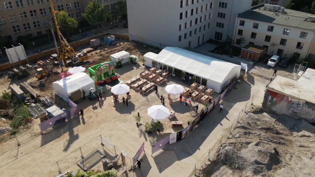 Luftaufnahme des Festgeländes auf der Baustelle in Kreuzberg