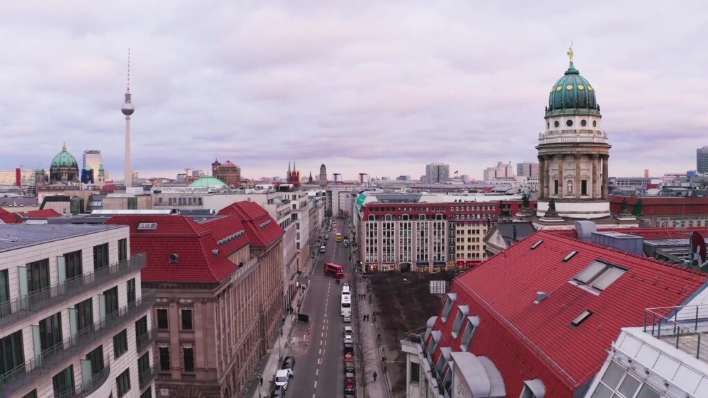 Blick über die Berliner Innenstadt mit Fernsehturm und Gendarmenmarkt
