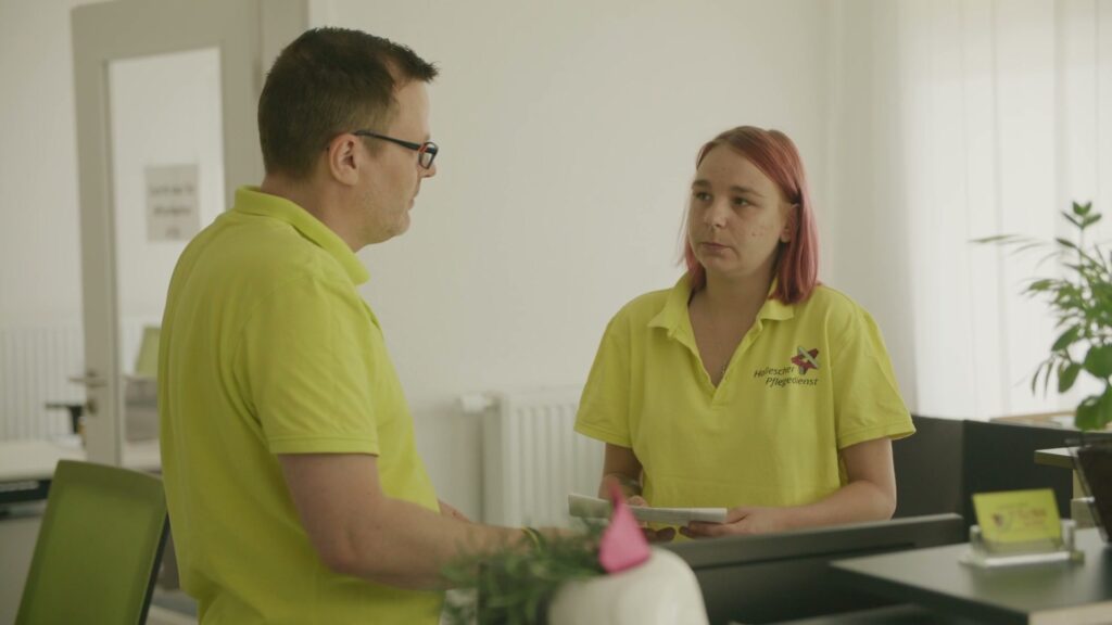 Freundlicher Erstkontakt am Empfang eines Jobcenters
