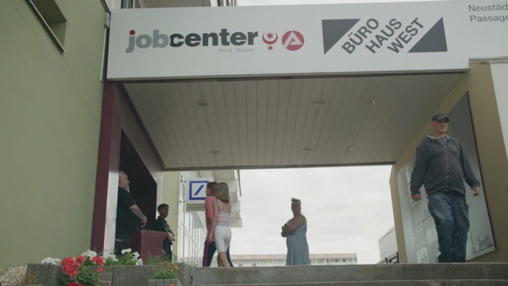 Außenansicht des Jobcenters Bürohaus West in Halle (Saale), Bildmaterial aus der langjährigen Zusammenarbeit mit dem BMAS