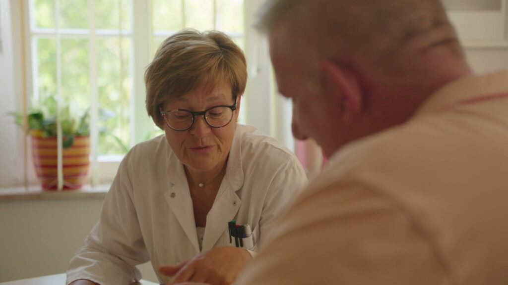 Dr. Ulrike Ernst, Chefärztin des Fachkrankenhauses Hochweitzschen, im Gespräch mit einem ehemaligen Teilnehmer des Projekts Zwischenstopp