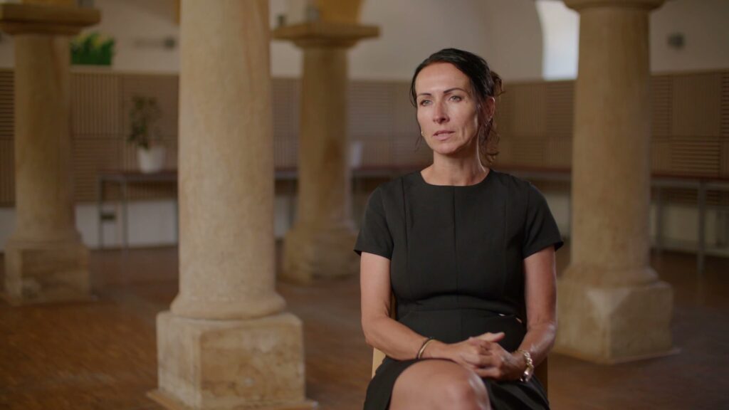 Anja Friedrich, Geschäftsführerin des Jobcenters Mittelsachsen, im Saal des Hofs