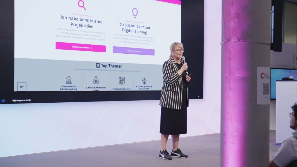 Nicole Voigt presents the Digitalisierungsnavigator on stage at the DAB Digitalforum 2025