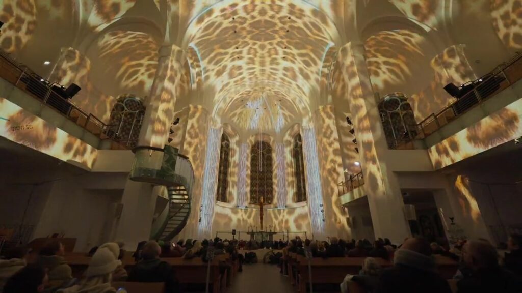 Goldene Lichtprojektionen erfüllen die Johanneskirche in Düsseldorf