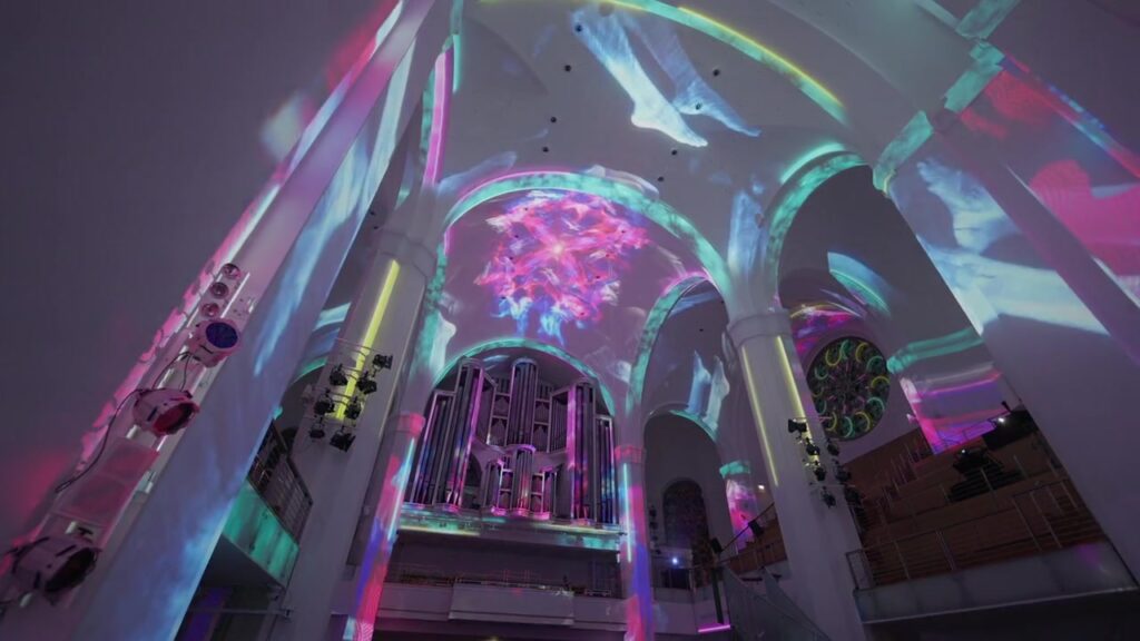 Bunte Neonprojektionen umspielen die Orgel der Johanneskirche