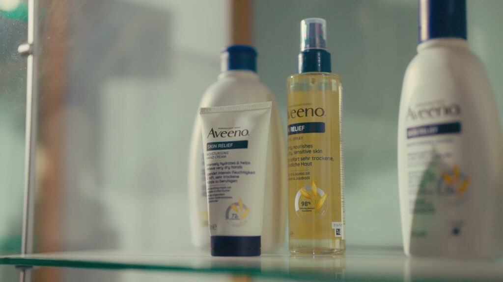 Nahaufnahme von Aveeno-Produkten aus dem Kenvue-Portfolio in einer Vitrine.