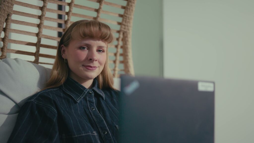 Hannah, direkt in die Kamera
