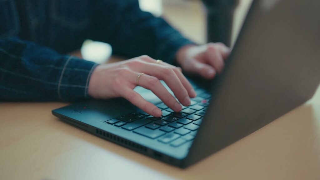 Brand Management: Markenarbeit am Laptop bei Kenvue in Neuss.