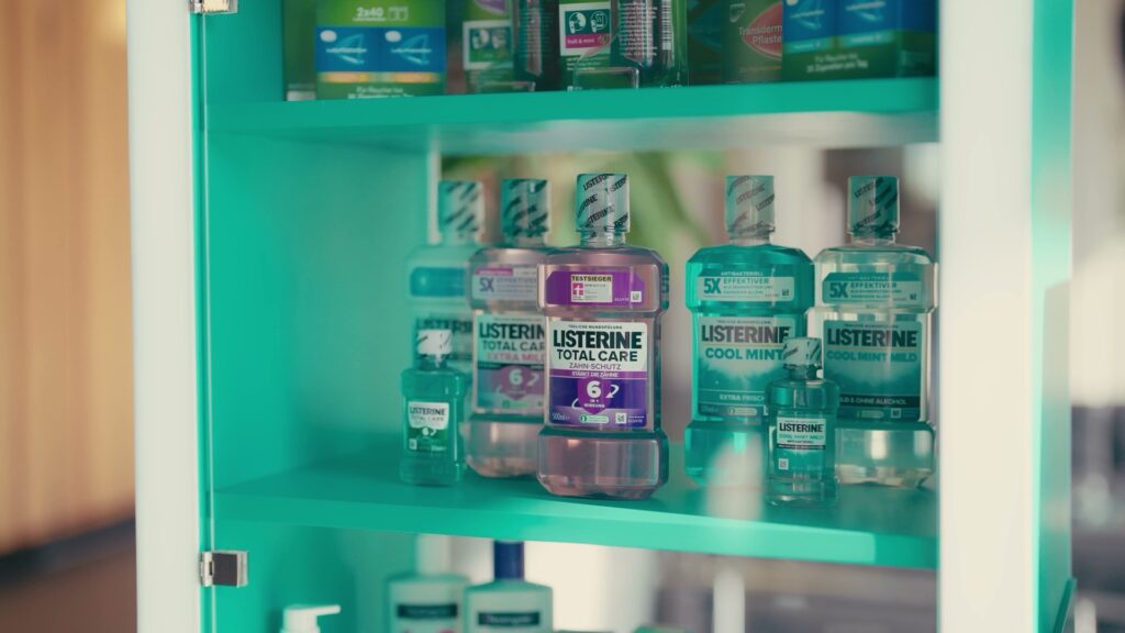 Ein Regal voller Listerine-Produkte aus dem Kenvue-Portfolio, die Jan als Key Account Manager in den Handel bringt.