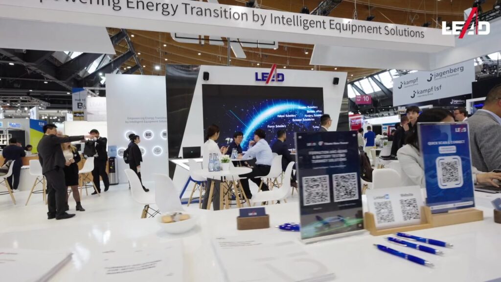 Weitläufiger LEAD-Messestand mit LED-Wand und Besuchern auf der Messe