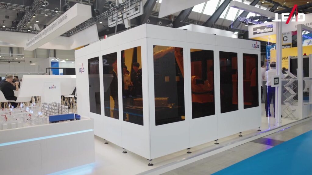 Moderne Produktionsanlage mit Industrierobotern am Messestand ausgestellt