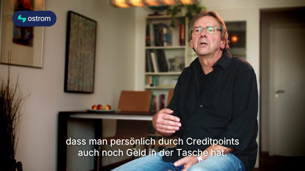 Dieter lacht im Gespräch über sein E-Taxi und den dynamischen Stromtarif von Ostrom