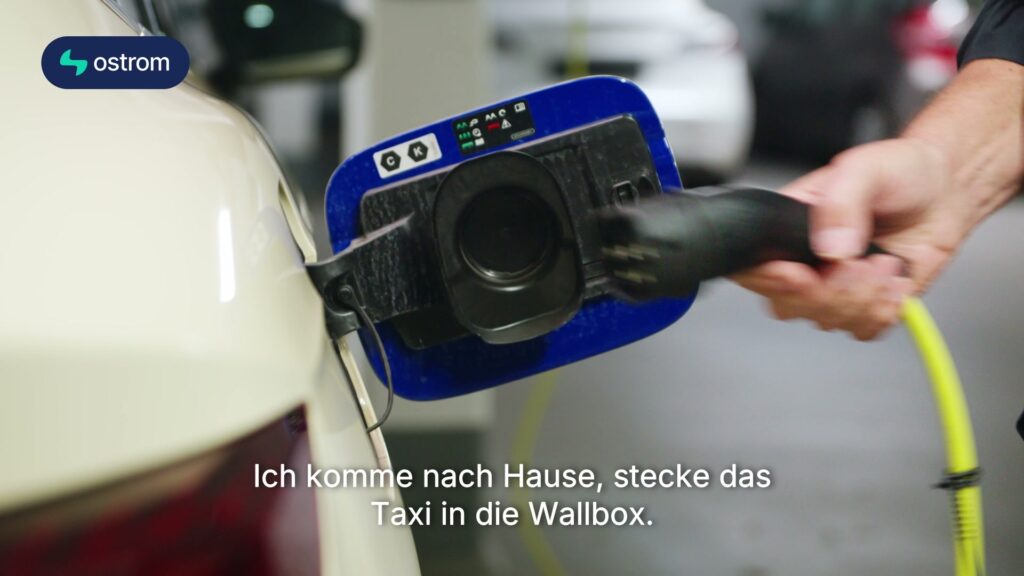 Nach der Schicht: das Taxi lädt an der Wallbox