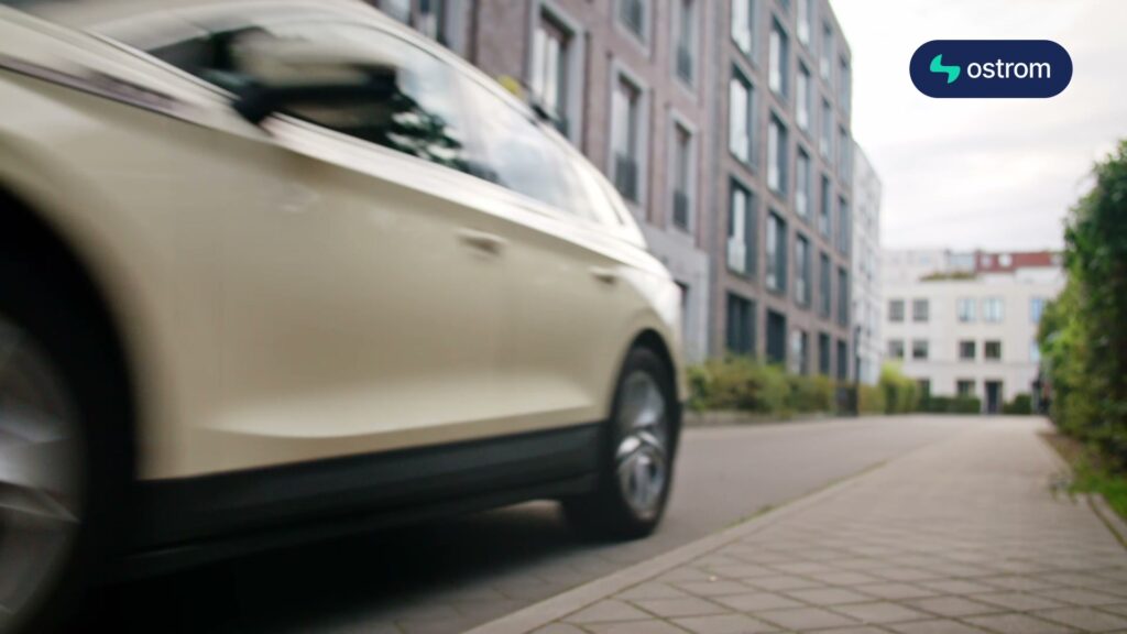 Das E-Taxi unterwegs im Berliner Kiez, Szene aus dem Ostrom-TV-Spot