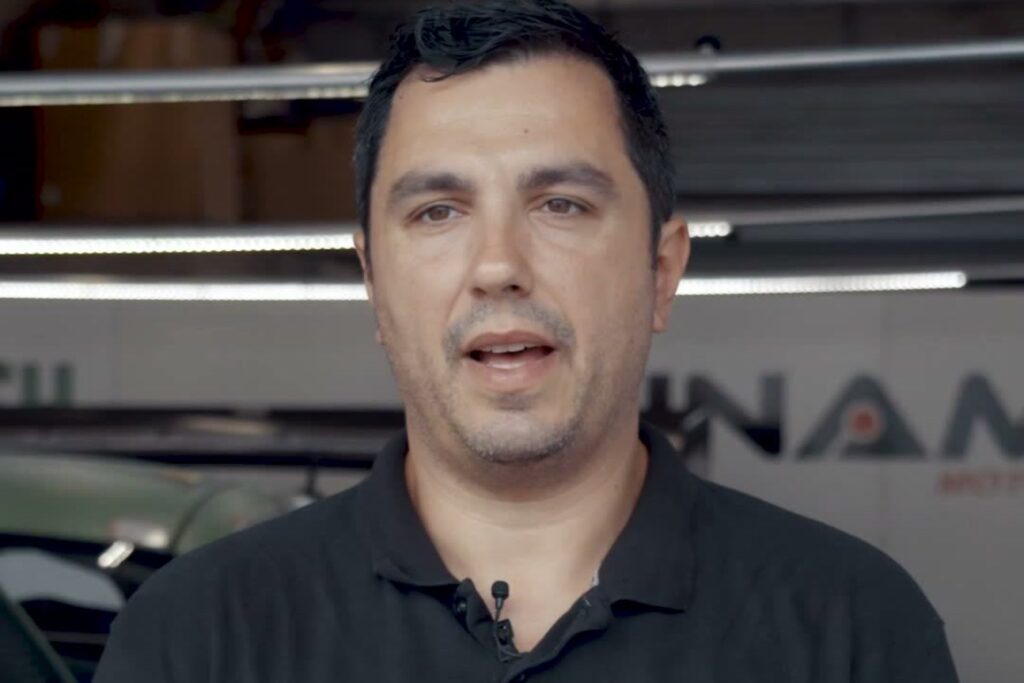 A member of the Dinamic team in interview at the pit box.