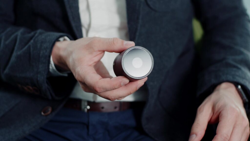 Nahaufnahme des runden Sensors in der Hand des Gründers