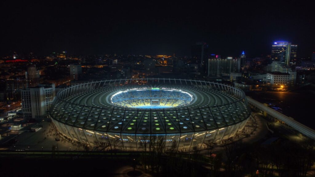Flutlicht an: das Stadion bei Nacht