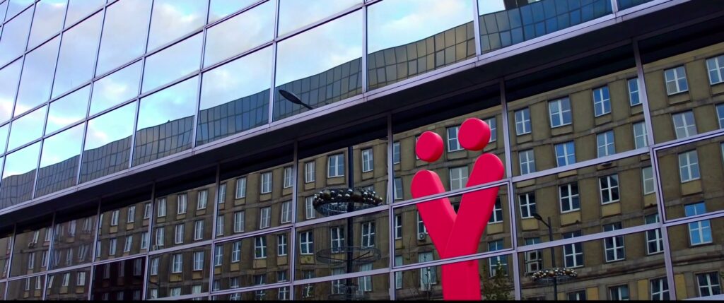 Das Ÿ der Marke PYUR, nachträglich in eine Berliner Fassade komponiert.