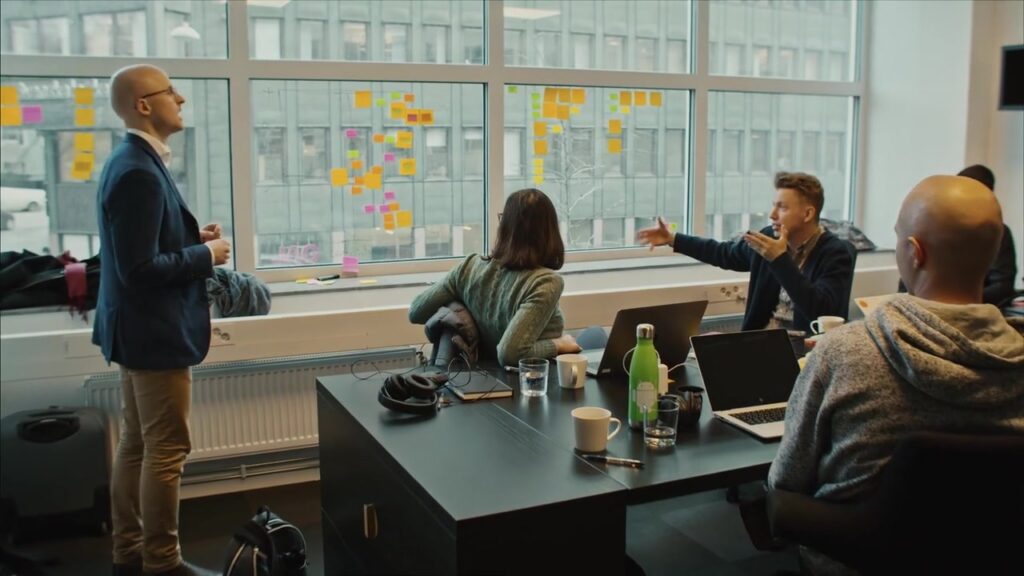 Team entwickelt Ideen mit bunten Haftnotizen am Fenster