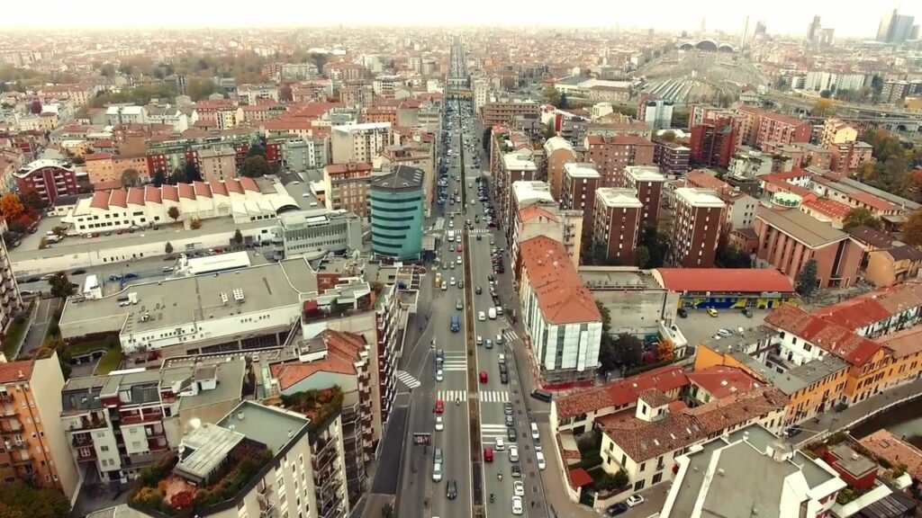 Luftaufnahme über die Dächer und Straßen von Mailand