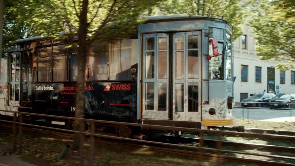 Historische Tram mit SWISS-Branding fährt durch Mailand