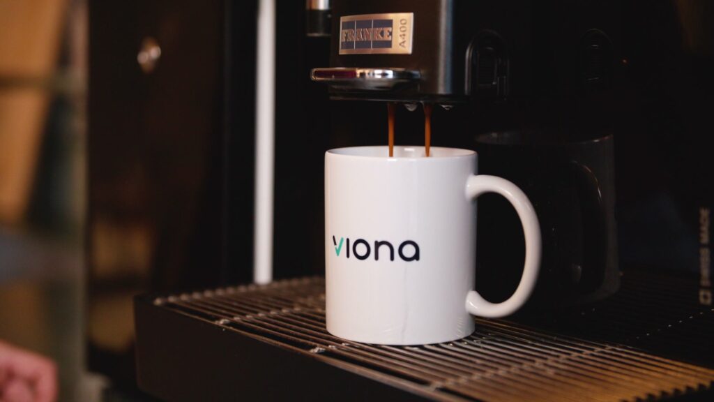 Detail aus dem Viona-Imagefilm: Viona-Tasse am Kaffeeautomaten