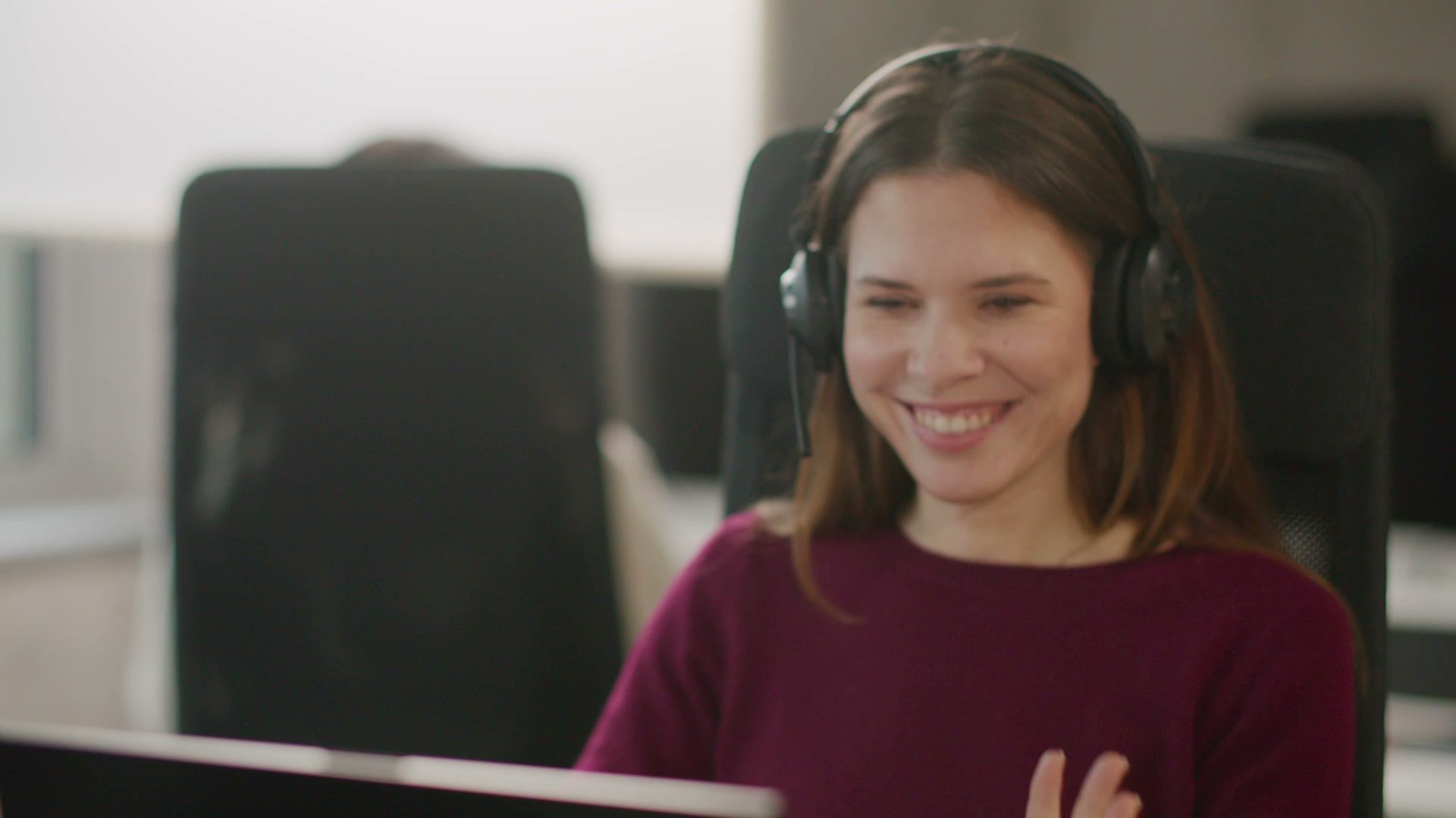 Learning with a headset at the screen in the Viona learning studio