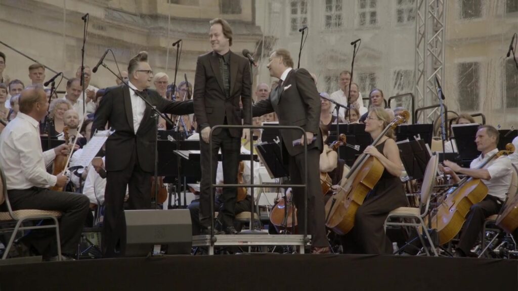 Orchester und Solisten auf der Bühne beim Festkonzert in Dresden