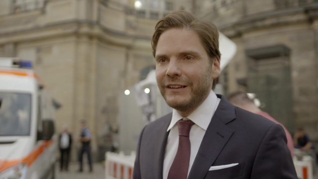 Schauspieler Daniel Brühl lächelt nach der Verleihung des Euro-Kultur-Preises