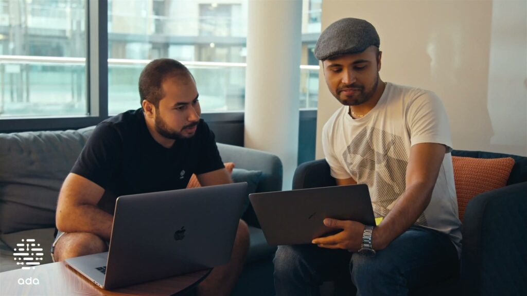 Zwei Ada-Mitarbeiter arbeiten gemeinsam am Laptop, Imagefilm von ROCC Film