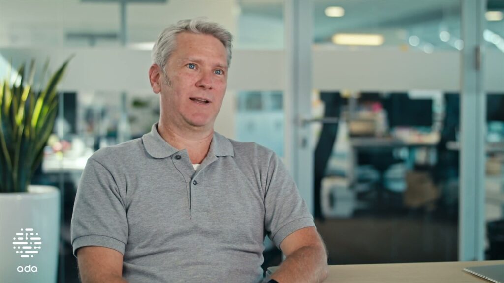Ein Arzt im Team von Ada Health im Interview für den Imagefilm