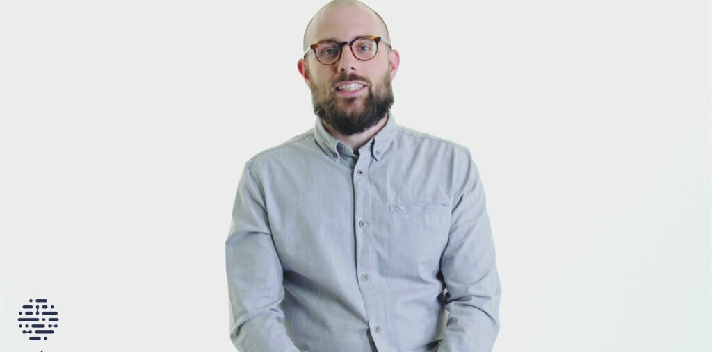 Porträt eines Ada-Mitarbeiters vor weißem Hintergrund, Recruitingfilm Ada Health