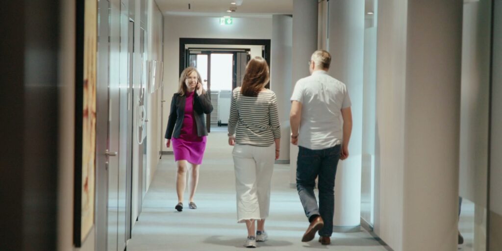 Colleagues in the hallway of the Allianz Logistics Service Center