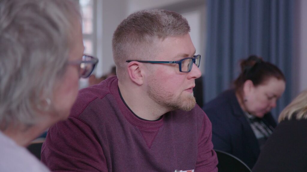 Teilnehmende der BCA-Konferenz verfolgen einen Vortrag